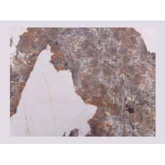 Zoom sur la texture du plateau de la table extensible LUMEA avec plateau en céramique et pied en bois de noyer