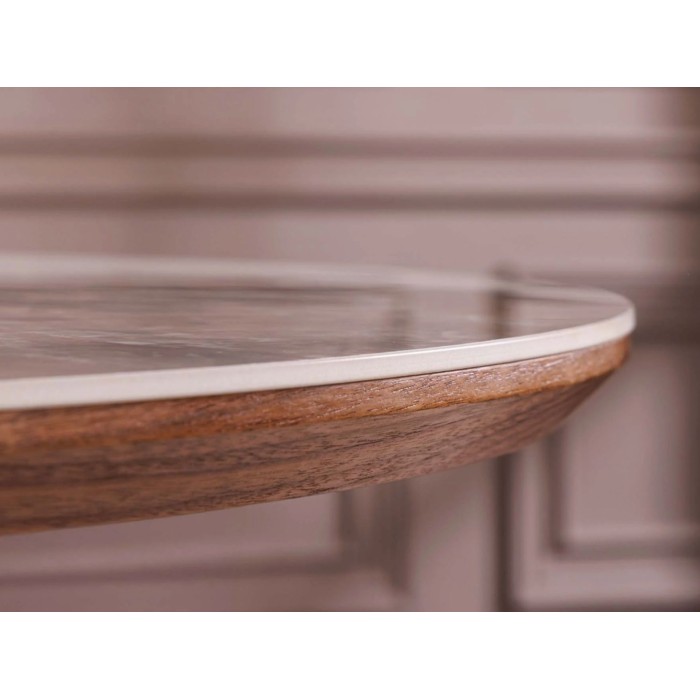 Zoom sur la tranche biseautée du plateau de la table extensible LUMEA avec plateau en céramique et pied en bois de noyer
