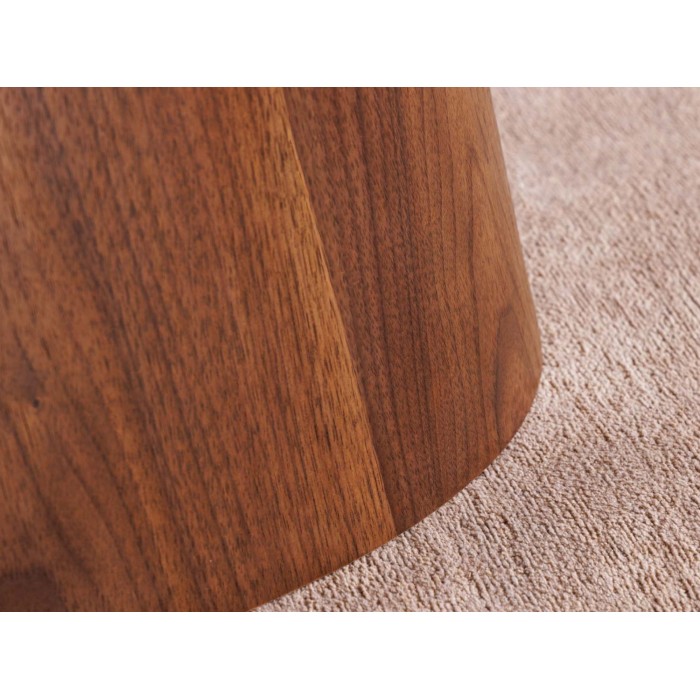 Zoom sur le pied de la table extensible LUMEA avec plateau en céramique et pied en bois de noyer