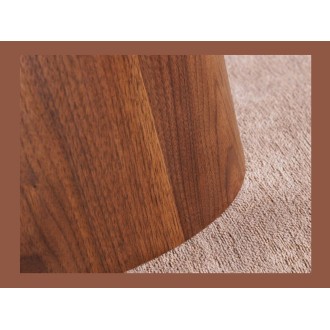 Zoom sur le pied de la table extensible LUMEA avec plateau en céramique et pied en bois de noyer