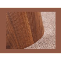 Zoom sur le pied de la table extensible LUMEA avec plateau en céramique et pied en bois de noyer