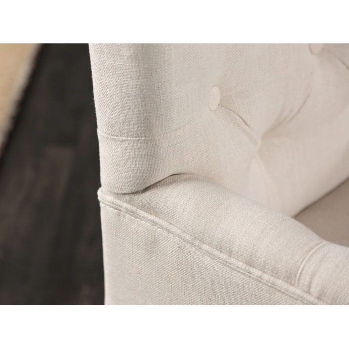 Zoom sur l'accoudoir du fauteuil REGINA beige et marron clair