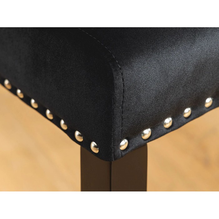Zoom sur les détails de la chaise REGINA noire et argentée