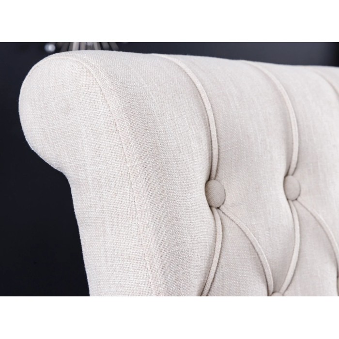 Zoom sur le haut du dossier de la chaise REGINA beige et noire