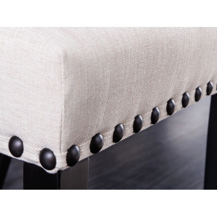 Zoom sur les détails de l'assise de la chaise REGINA beige et noire