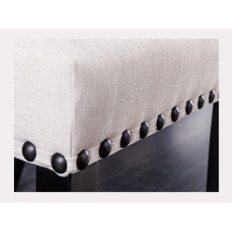 Zoom sur les détails de l'assise de la chaise REGINA beige et noire