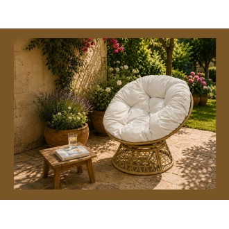 Fauteuil de jardin en résine tressée beige mis en situation