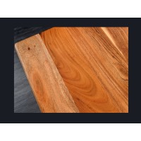 Zoom sur la texture du plateau du bureau ARKAYA 140cm en acacia réglable en hauteur
