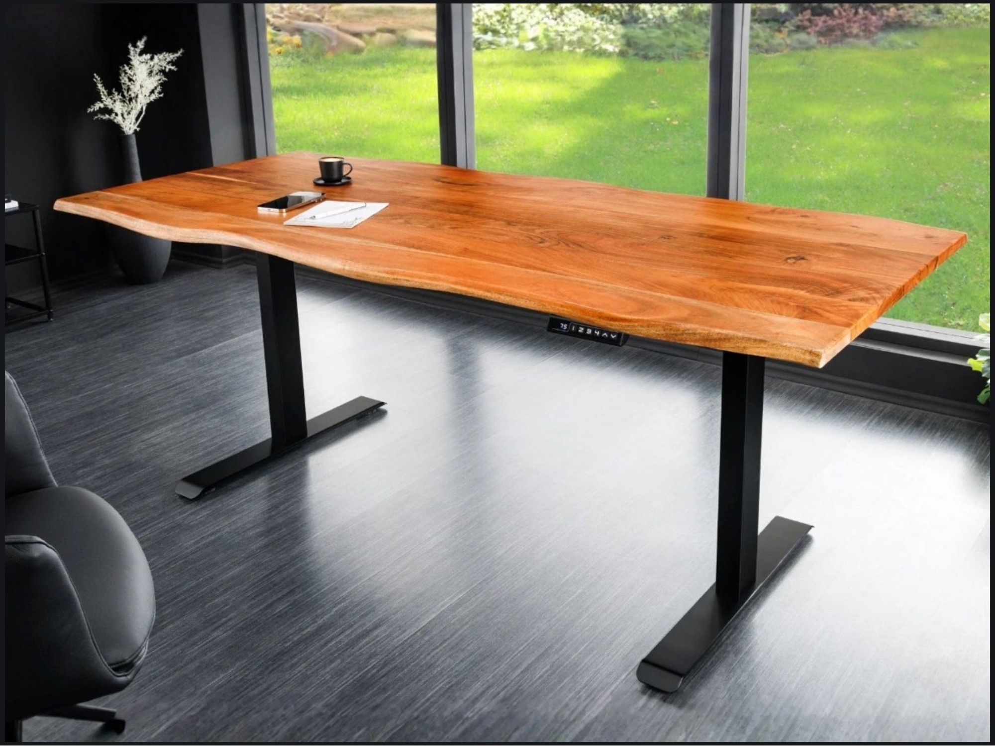 Bureau ARKAYA 140cm en acacia réglable en hauteur mis en situation