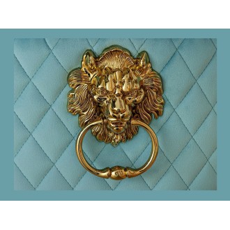 Zoom sur la tête de lion de la chaise REGINA bleu turquoise et dorée avec tête de lion
