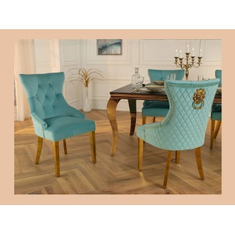 Chaise REGINA bleu turquoise et dorée avec tête de lion mise en situation