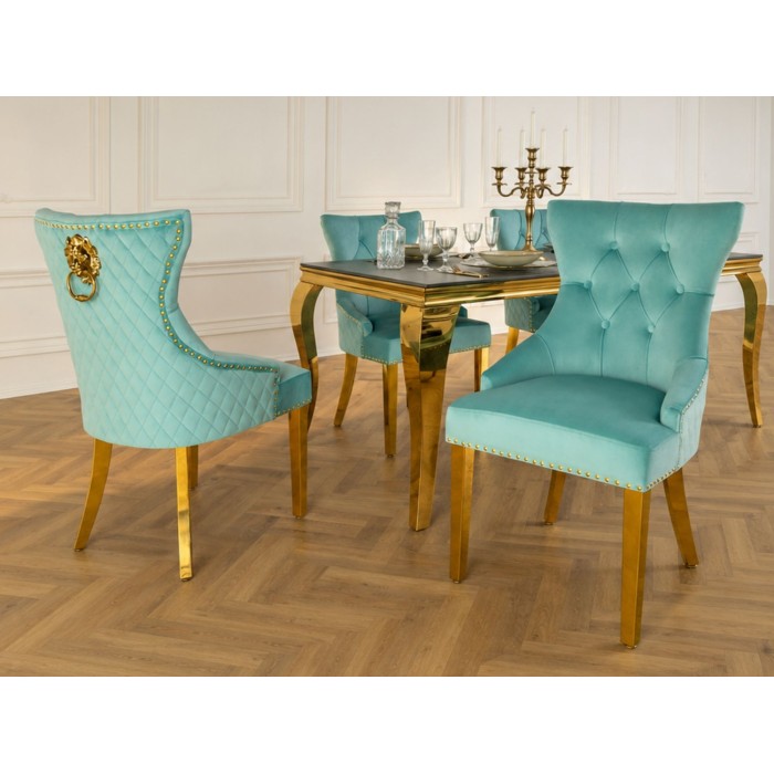 Chaise REGINA bleu turquoise et dorée avec tête de lion vu dans un décor 3D