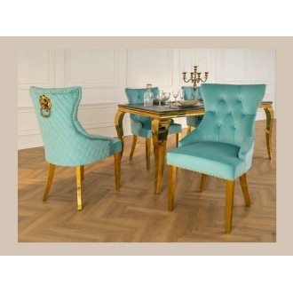 Chaise REGINA bleu turquoise et dorée avec tête de lion vu dans un décor 3D
