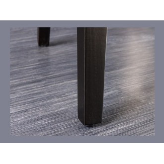 Zoom sur l'un des pieds du fauteuil REGINA beige et marron foncé