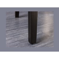 Zoom sur l'un des pieds du fauteuil REGINA beige et marron foncé