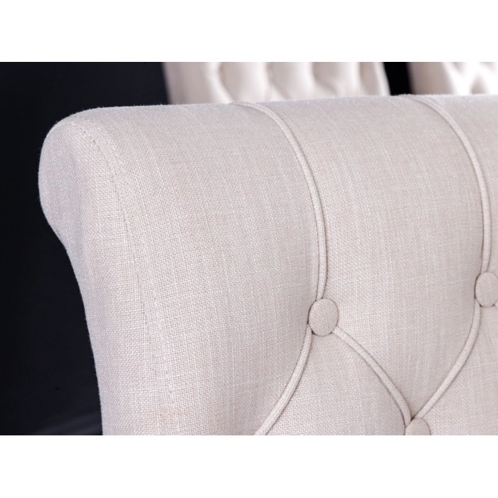 Lot de 2 fauteuils de table REGINA beige capitonnés – Accoudoirs, clous noirs et pieds en bois d’hévéa