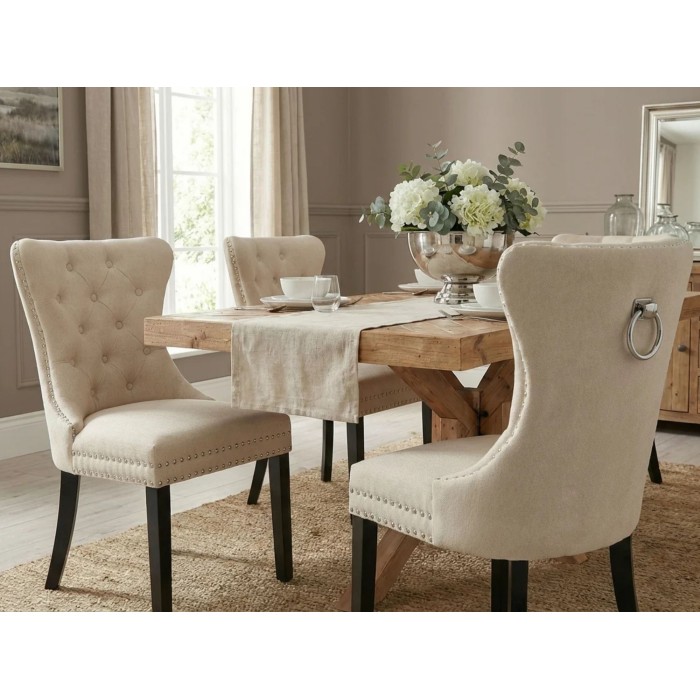 Chaise REGINA beige et marron foncé mise en situation