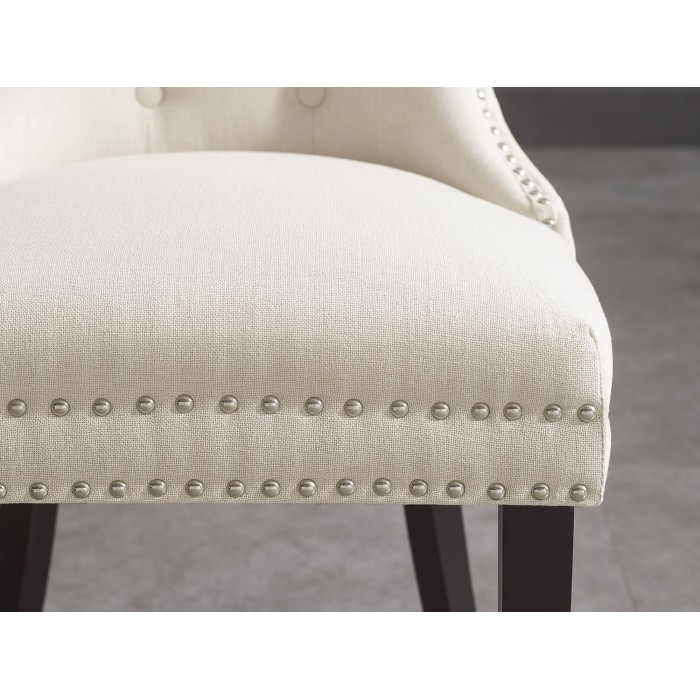 Zoom sur l'assise de la chaise REGINA beige et marron foncé