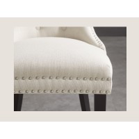 Zoom sur l'assise de la chaise REGINA beige et marron foncé