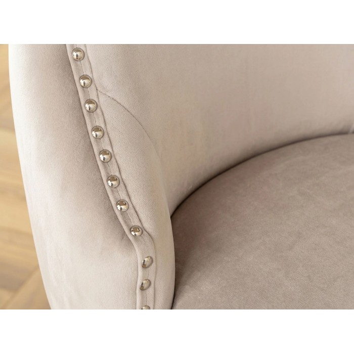Zoom sur le cloutage de la chaise REGINA cappuccino et noire