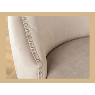 Zoom sur le cloutage de la chaise REGINA cappuccino et noire