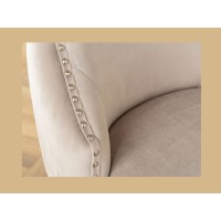 Zoom sur le cloutage de la chaise REGINA cappuccino et noire