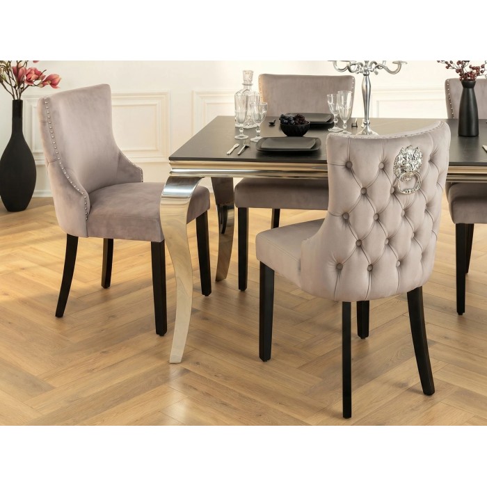 Chaise REGINA cappuccino et noire vue avec d'autres chaises de la collection