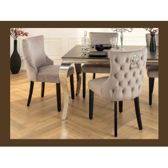 Chaise REGINA cappuccino et noire vue avec d'autres chaises de la collection