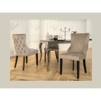 Lot de 2 chaises REGINA cappuccino en velours – Dos capitonné avec tête de lion et pieds noirs