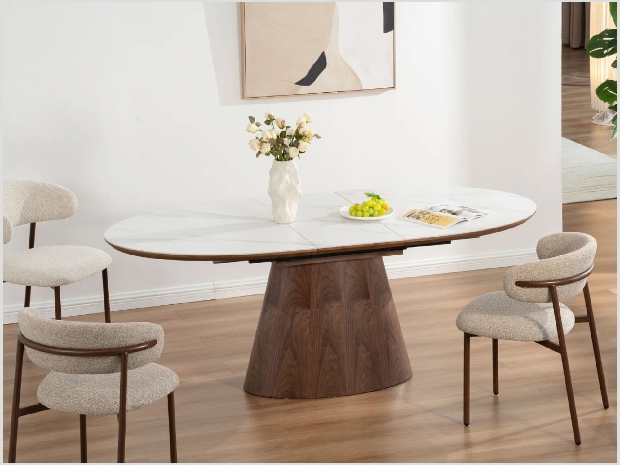 Table LUMEA en bois de noyer et plateau effet marbre blanc mise en situation