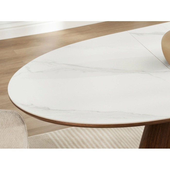 Zoom sur le plateau de la table LUMEA en bois de noyer et plateau effet marbre blanc