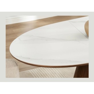 Zoom sur le plateau de la table LUMEA en bois de noyer et plateau effet marbre blanc