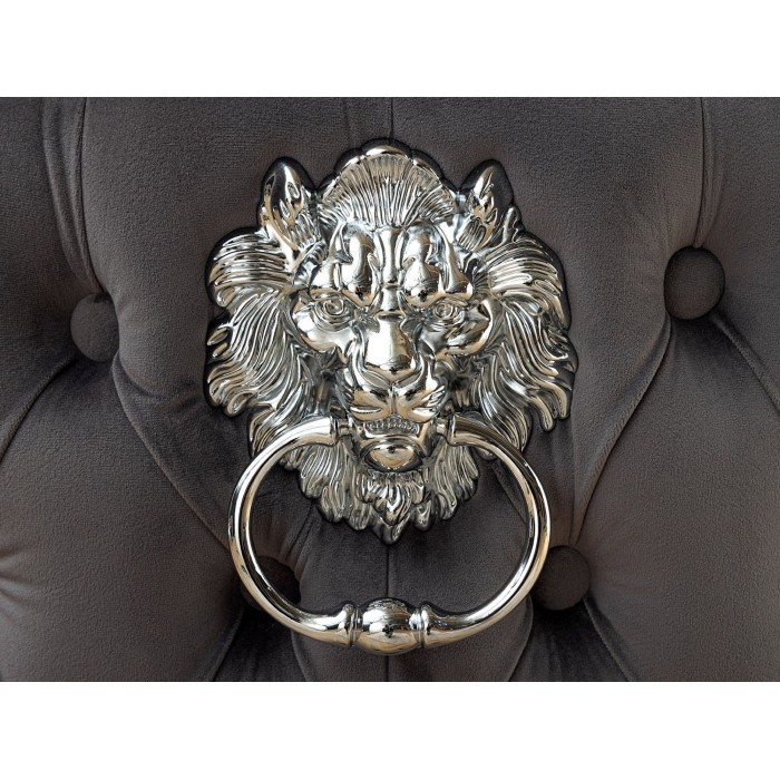 Zoom sur la tête de lion sur la chaise REGINA grise anthracite