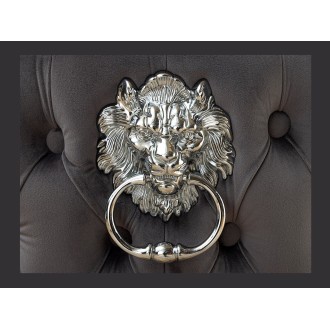 Zoom sur la tête de lion sur la chaise REGINA grise anthracite