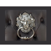 Zoom sur la tête de lion sur la chaise REGINA grise anthracite