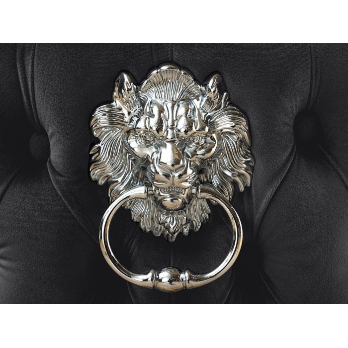 Zoom sur la tête de lion sur le dossier de la chaise REGINA noire et dossier bas