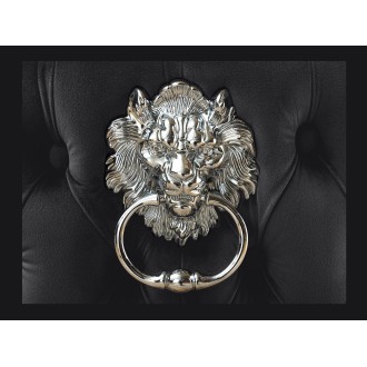 Zoom sur la tête de lion sur le dossier de la chaise REGINA noire et dossier bas