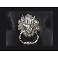 Zoom sur la tête de lion sur le dossier de la chaise REGINA noire et dossier bas