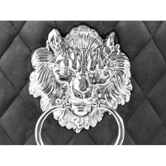 Zoom sur la tête de lion de la chaise REGINA grise et argentée
