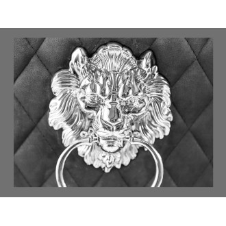 Zoom sur la tête de lion de la chaise REGINA grise et argentée