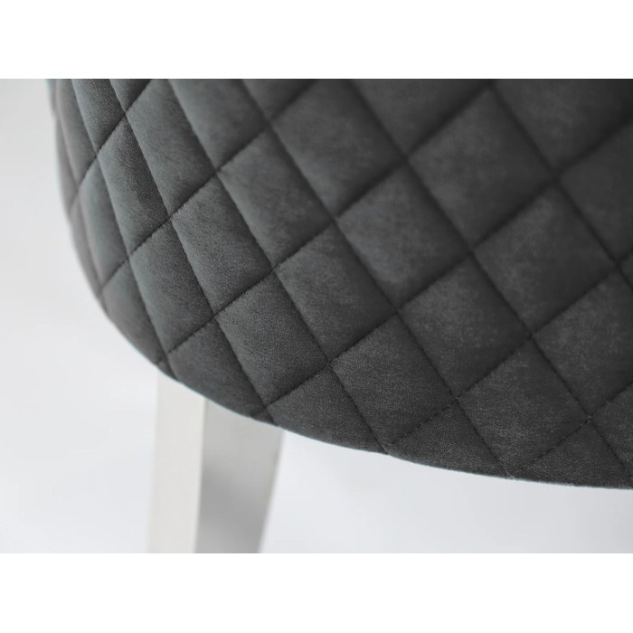 Zoom sur l'aspect matelassé de la chaise REGINA grise et argentée