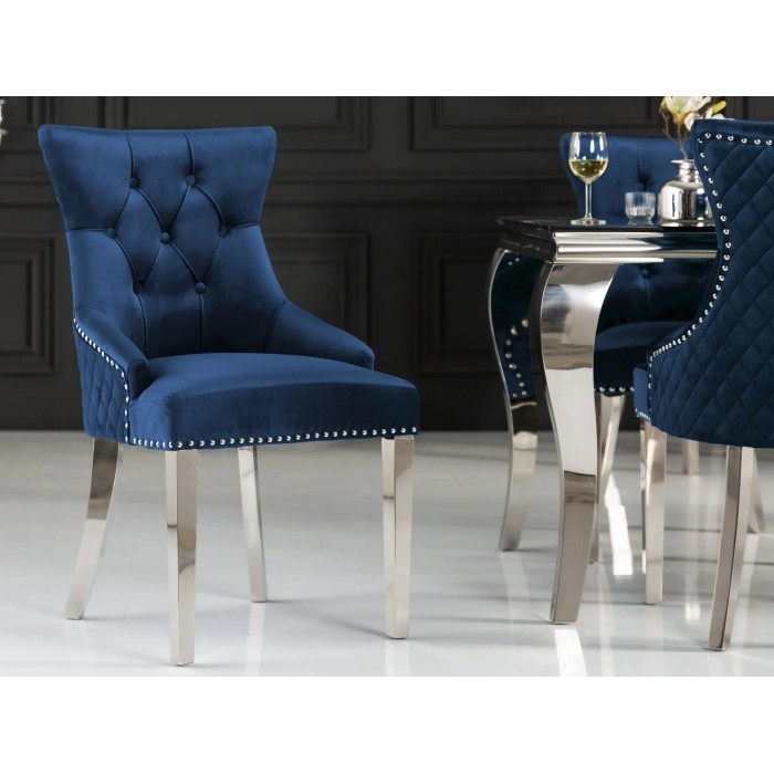 Chaise REGINA bleue et argentée mise en situation