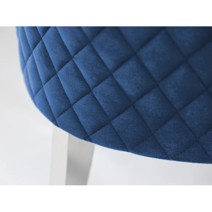 Zoom sur l'aspect matelassé de la chaise REGINA bleue et argentée