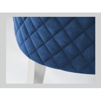 Zoom sur l'aspect matelassé de la chaise REGINA bleue et argentée