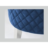 Zoom sur l'aspect matelassé de la chaise REGINA bleue et argentée