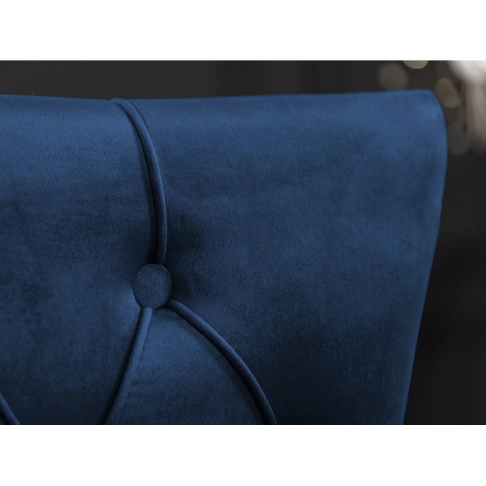 Zoom sur le dossier matelassé de la chaise REGINA bleue et argentée