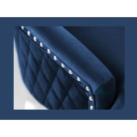 Zoom sur le cloutage de la chaise REGINA bleue et argentée