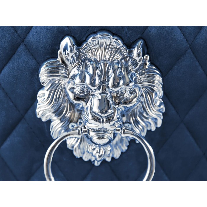 Zoom sur la tête de lion de la chaise REGINA bleue et argentée