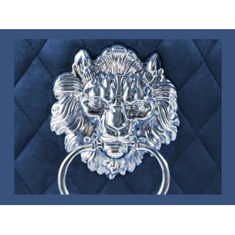 Zoom sur la tête de lion de la chaise REGINA bleue et argentée