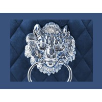 Zoom sur la tête de lion de la chaise REGINA bleue et argentée